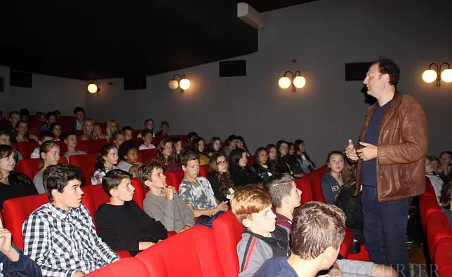 Douglas Wolfsperger diskutiert nach dem Film mit Schülern des Gymnasiums Überlingen.